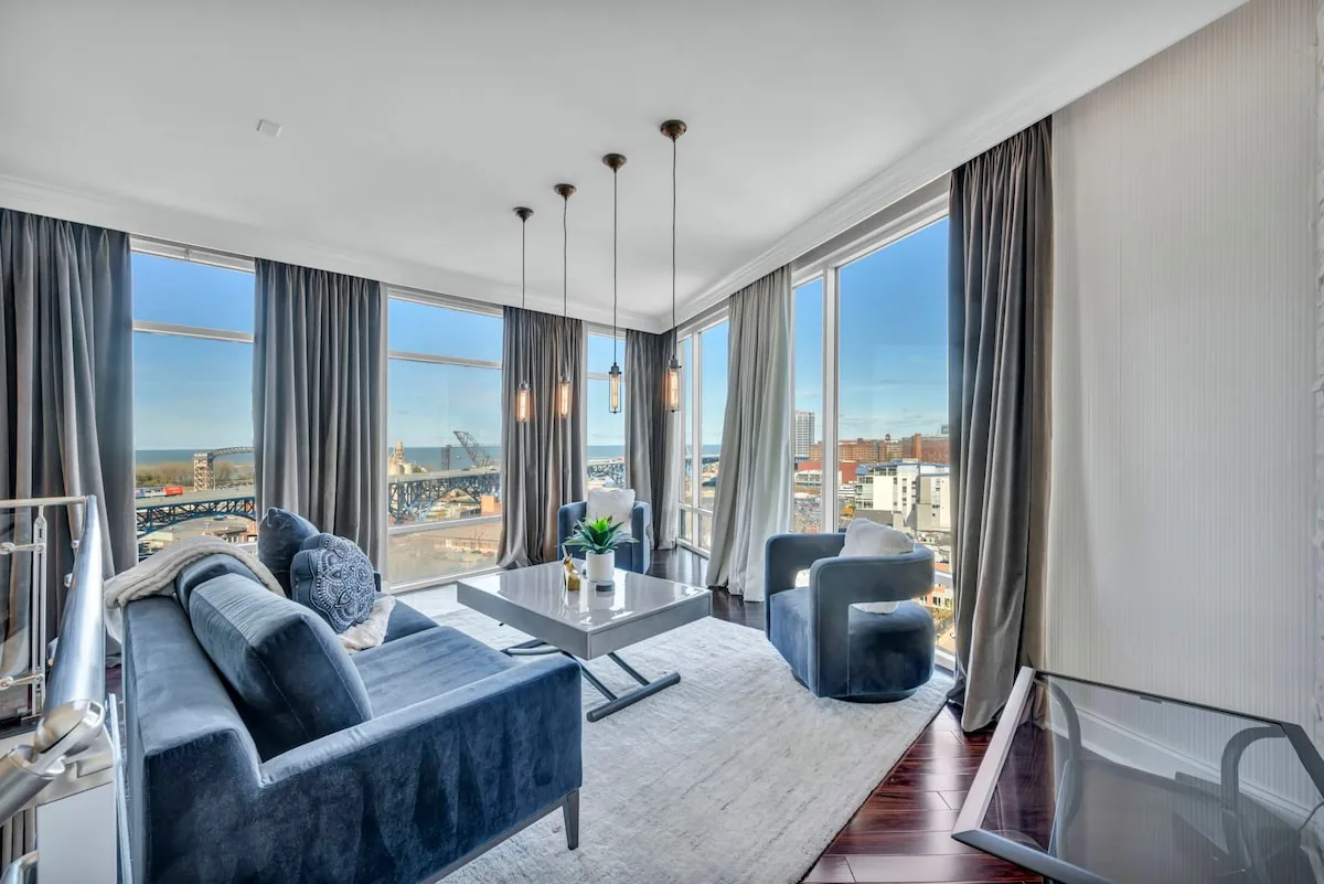 Lake Lux Penthouse + Balcony + Parking + Gym property photo 2