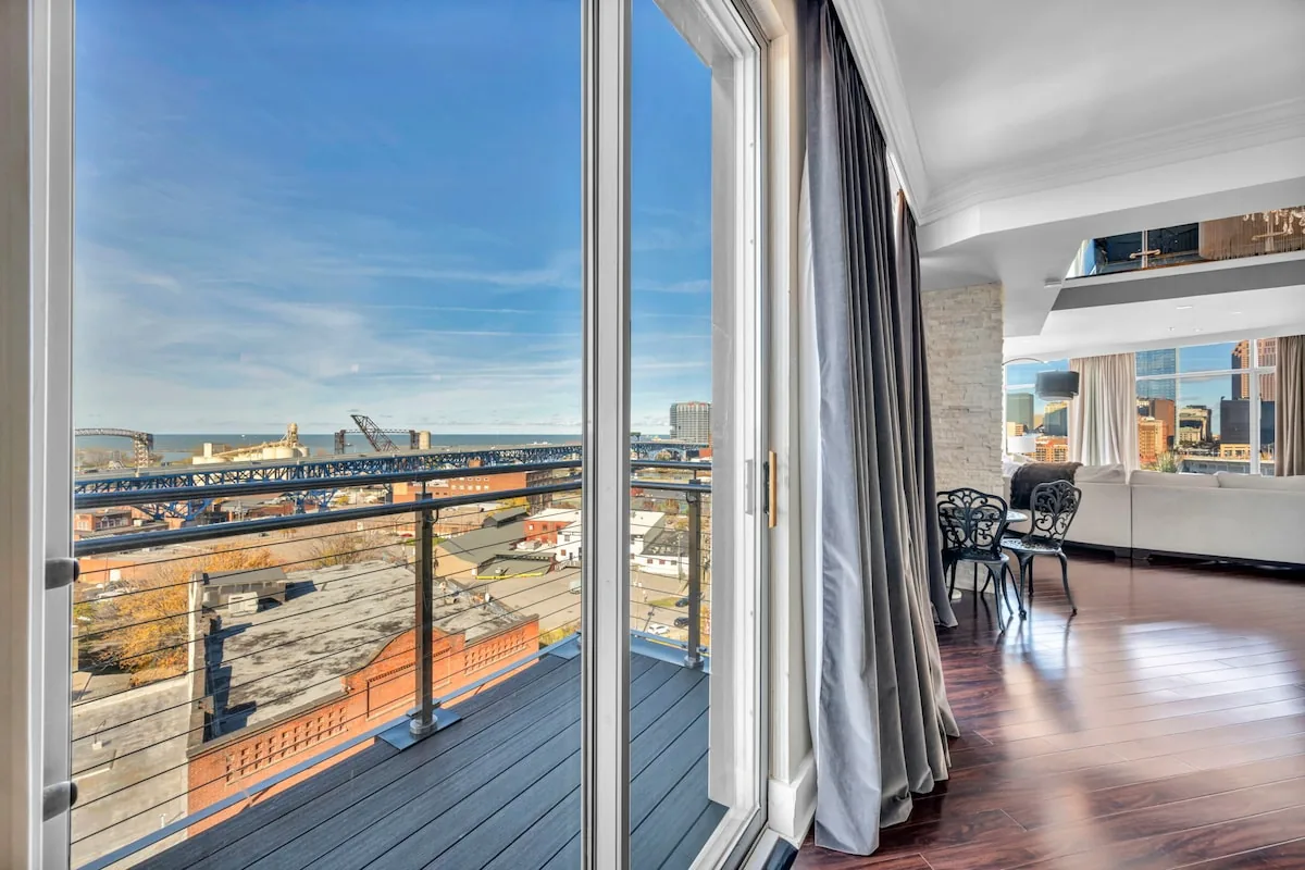 Lake Lux Penthouse + Balcony + Parking + Gym property photo 4