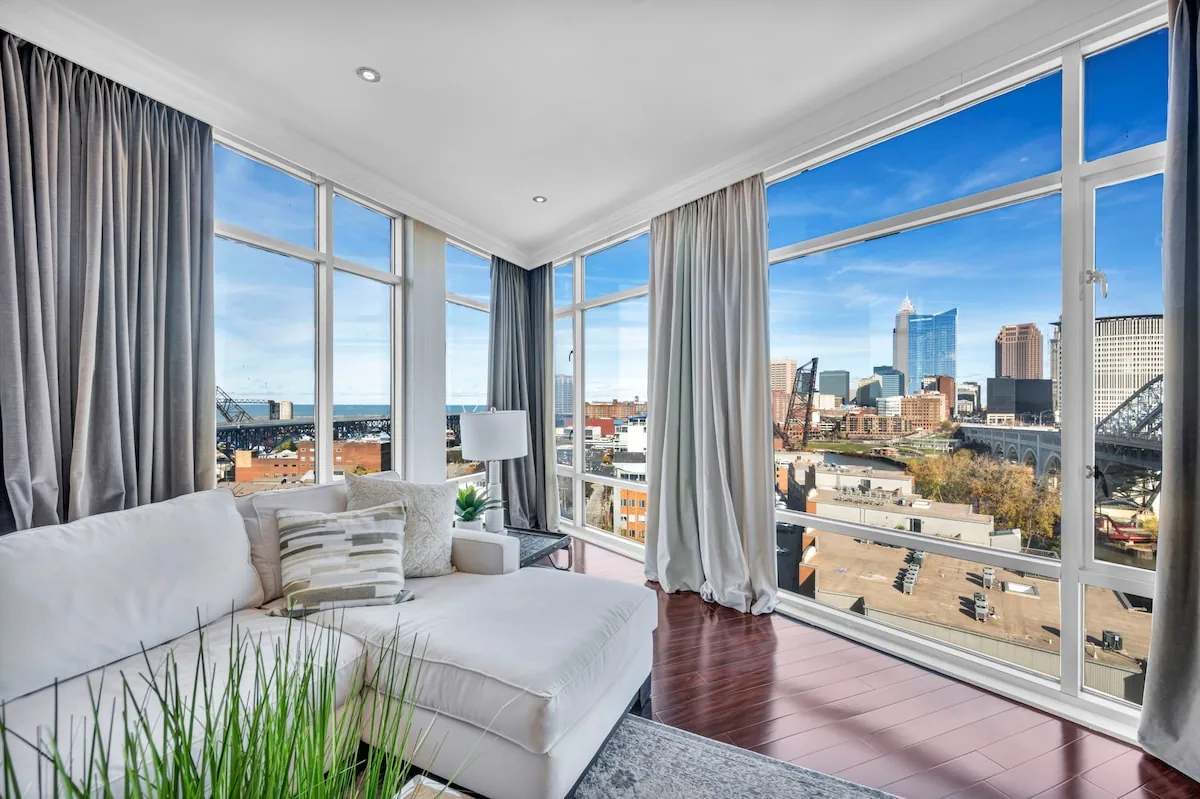 Lake Lux Penthouse + Balcony + Parking + Gym property photo 11 of 79