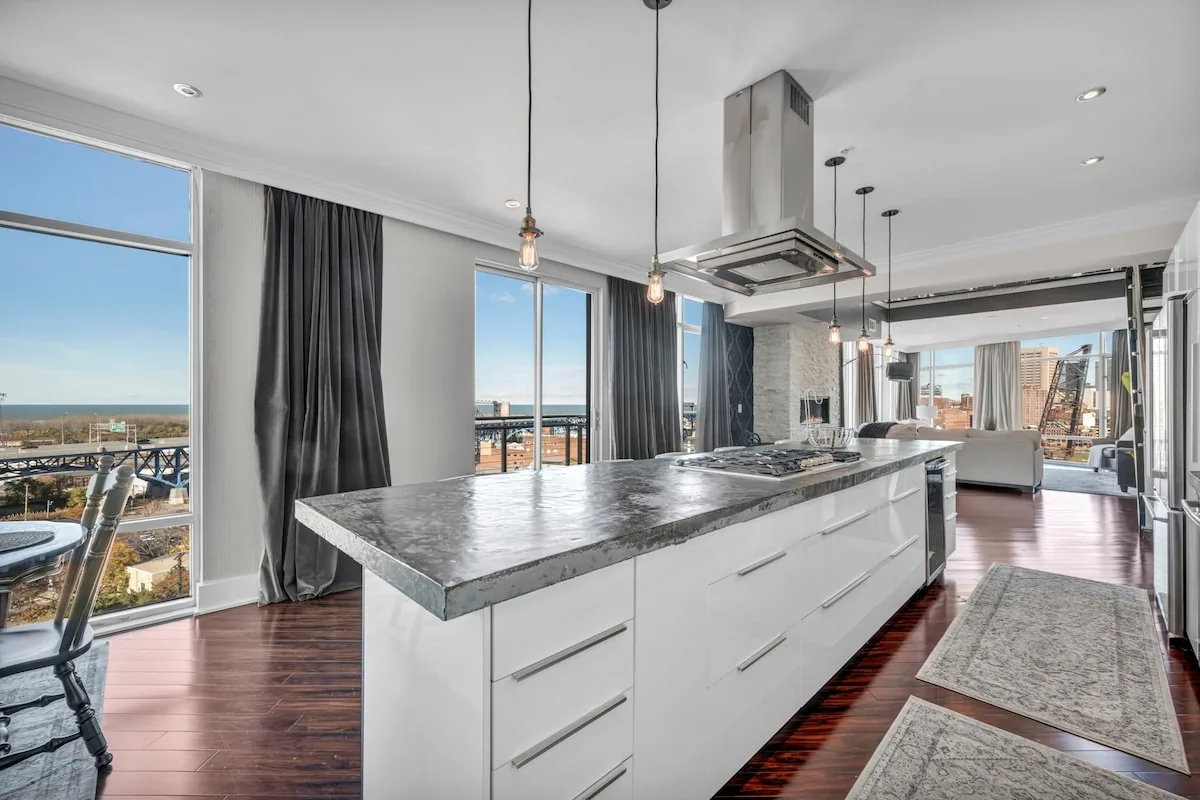 Lake Lux Penthouse + Balcony + Parking + Gym property photo 26 of 79