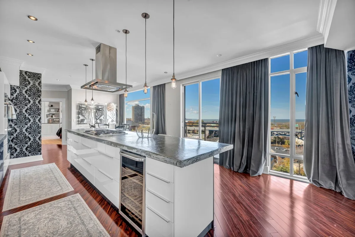 Lake Lux Penthouse + Balcony + Parking + Gym property photo 29 of 79