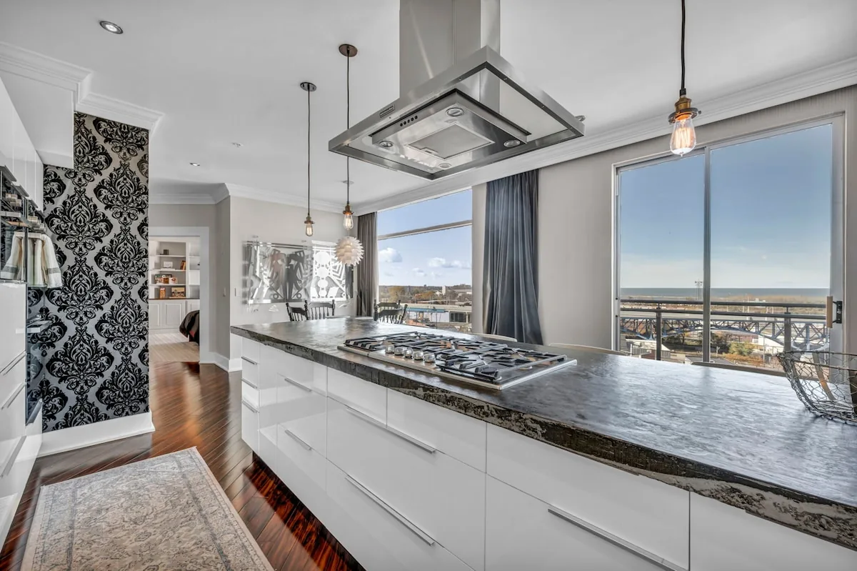 Lake Lux Penthouse + Balcony + Parking + Gym property photo 31 of 79