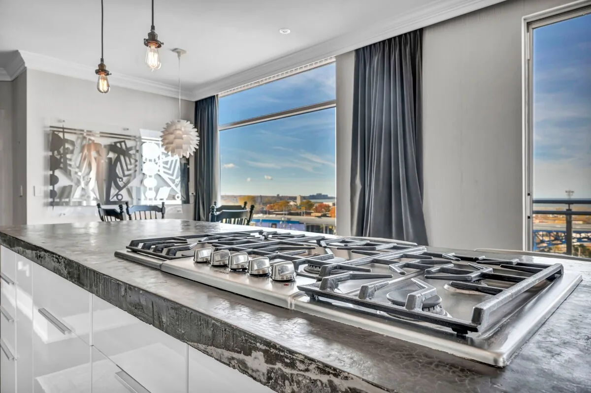 Lake Lux Penthouse + Balcony + Parking + Gym property photo 34 of 79