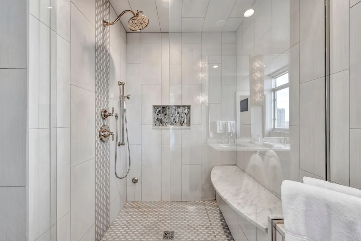 Lake Lux Penthouse + Balcony + Parking + Gym property photo 61 of 79